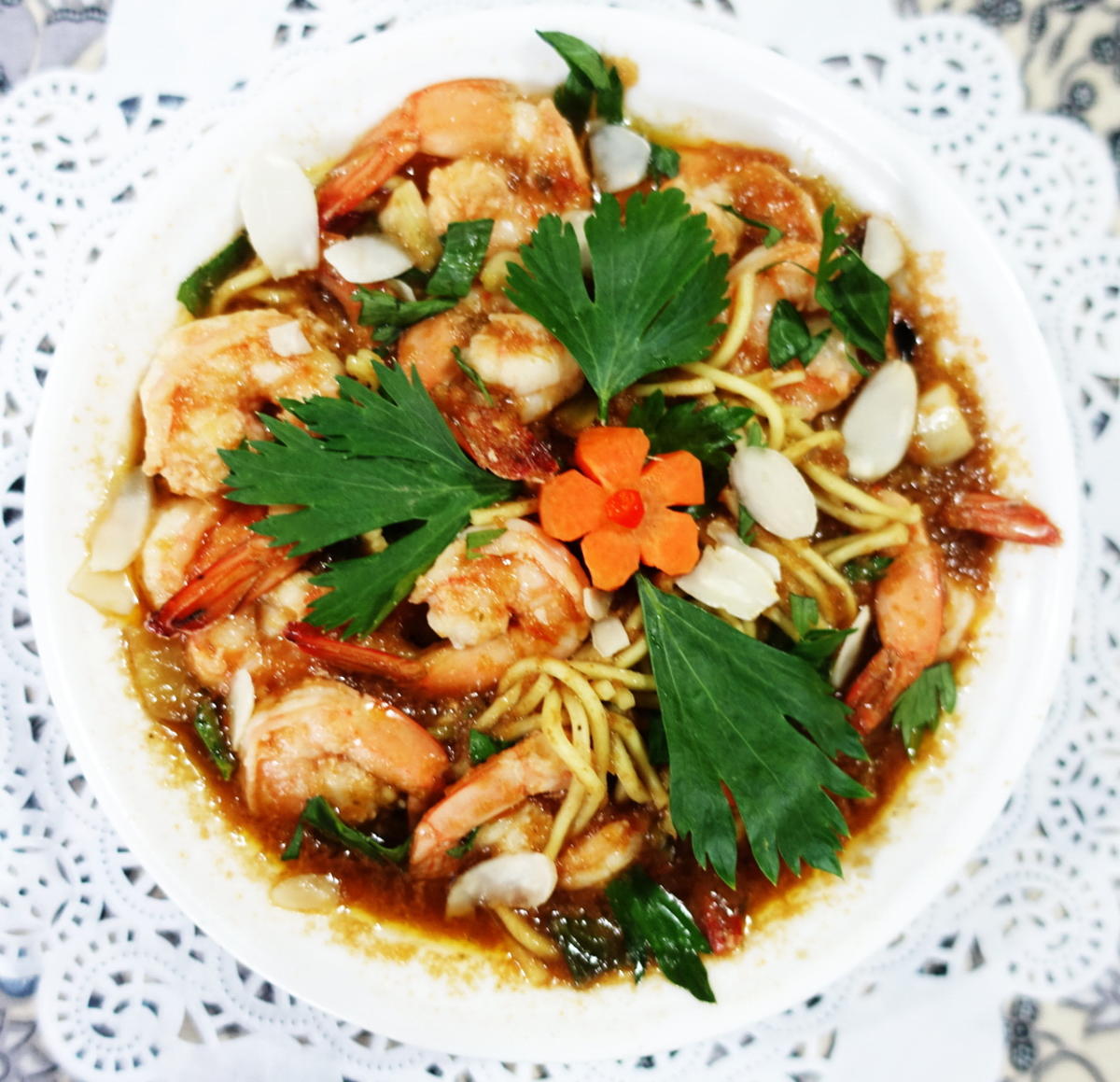 Garnelensuppe mit Nudeln und Mungokeimlingen - Rezept - kochbar.de