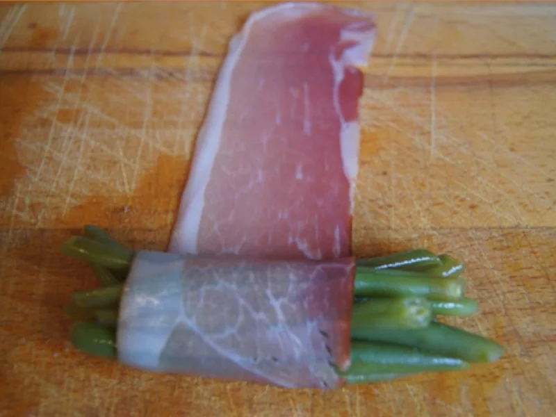 Rezept: Gegrillter Schweinenacken mit Sauce, Schinken-Buschbohnen und Drillingen Bild Nr. 18 Gegrillter Schweinenacken mit Sauce, Schinken-Buschbohnen und Drillingen - Rezept - Bild Nr. 18