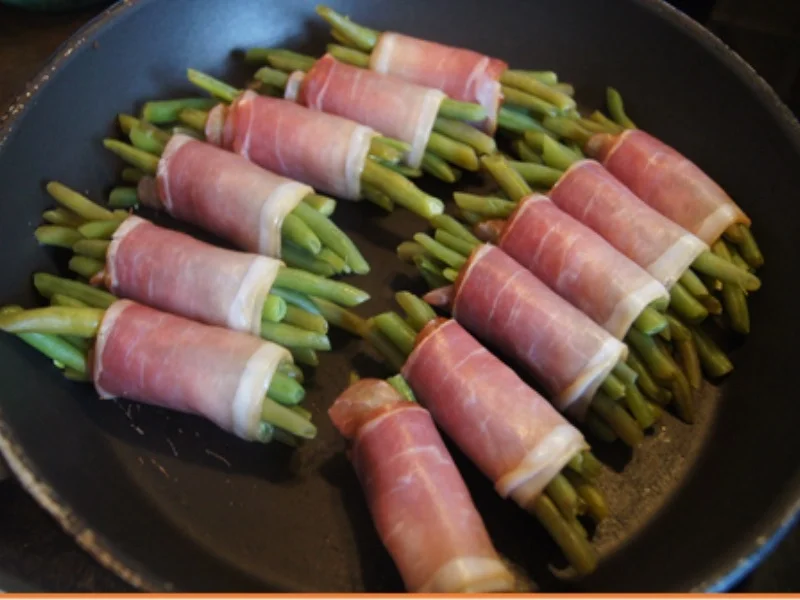 Rezept: Gegrillter Schweinenacken mit Sauce, Schinken-Buschbohnen und Drillingen Bild Nr. 19 Gegrillter Schweinenacken mit Sauce, Schinken-Buschbohnen und Drillingen - Rezept - Bild Nr. 19