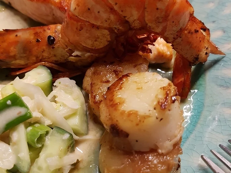 Jacobsmuschel - Riesengarnele- Wildlachs- Salat- und "Beurre de Corail" - Rezept - Bild Nr. 2