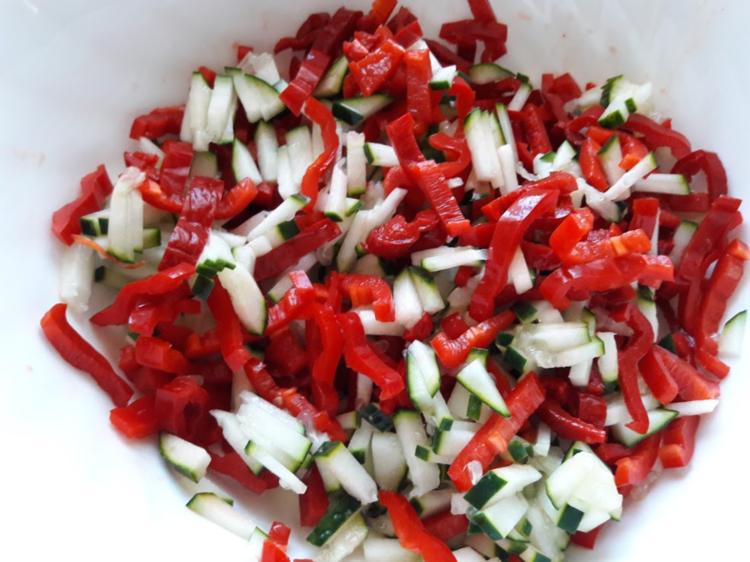 Gurken-Paprika-Salat - Rezept mit Bild - kochbar.de