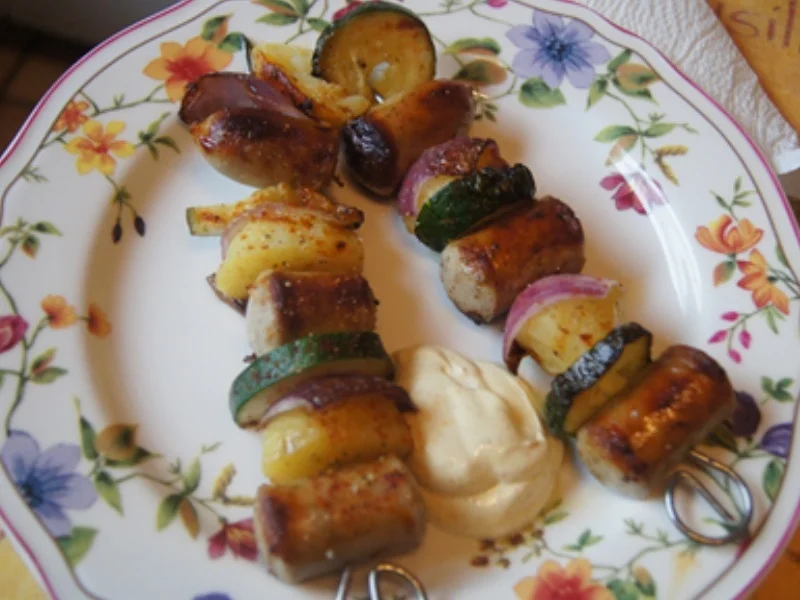 Bratwurstspieße mit Pellkartoffeln, roten Zwiebeln und Zucchini - Rezept - Bild Nr. 2