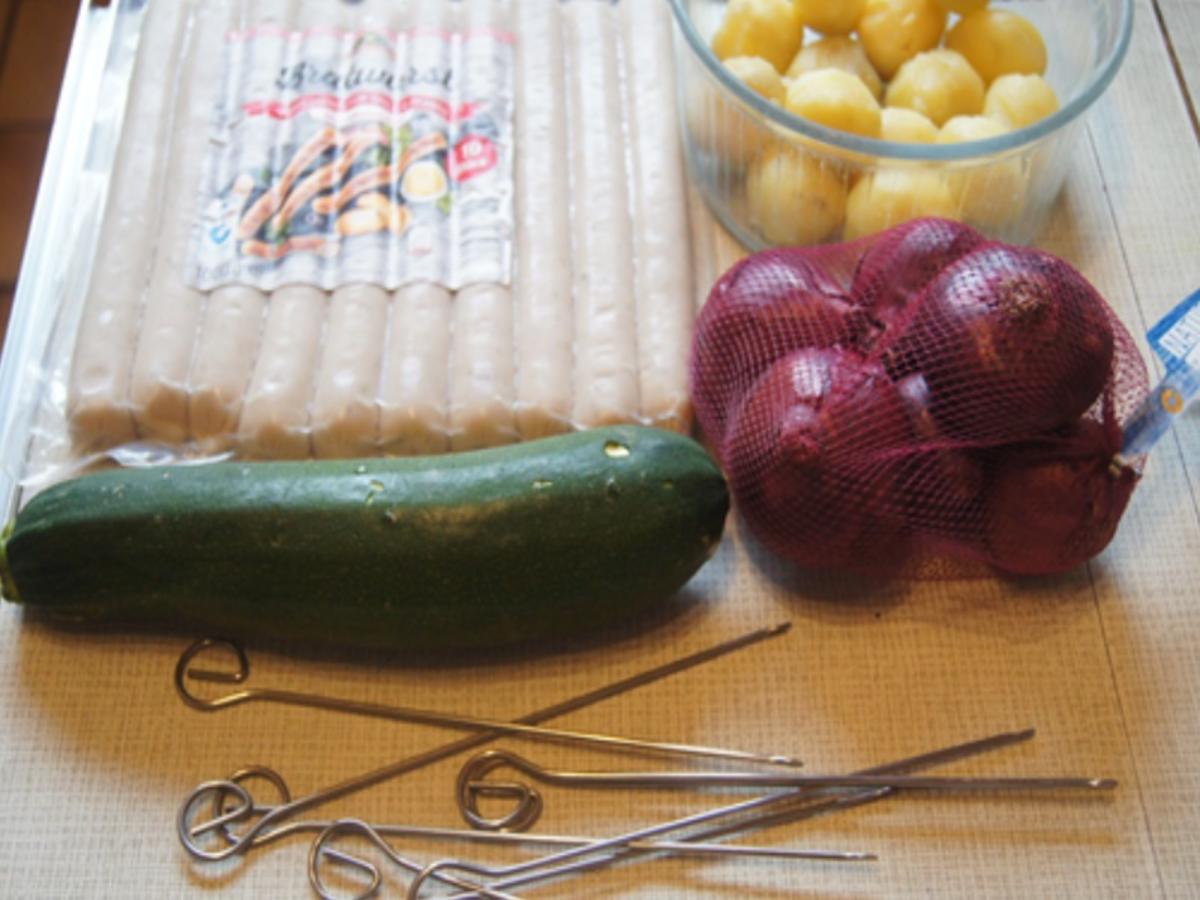 Bratwurstspieße mit Pellkartoffeln, roten Zwiebeln und Zucchini - Rezept - Bild Nr. 4
