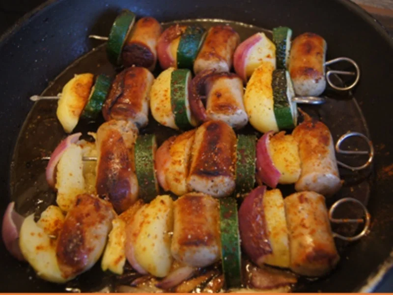 Bratwurstspieße mit Pellkartoffeln, roten Zwiebeln und Zucchini - Rezept - Bild Nr. 8