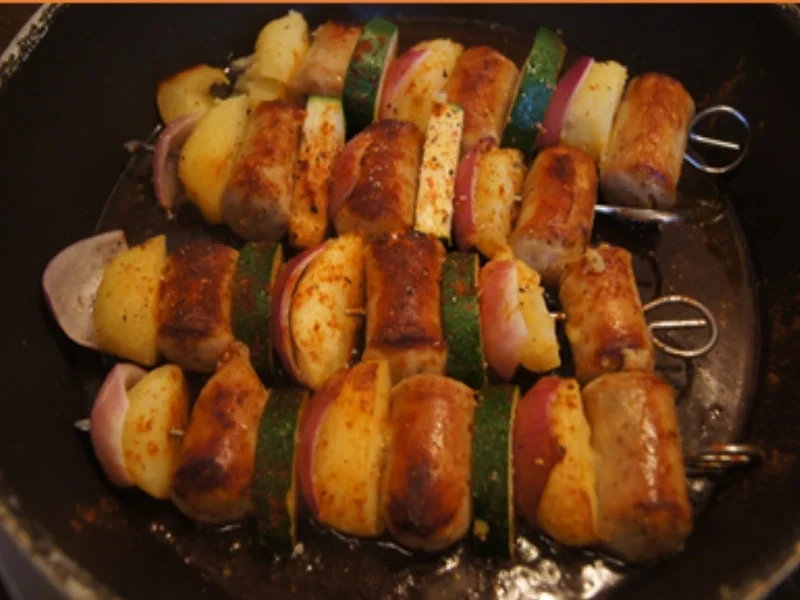 Bratwurstspieße mit Pellkartoffeln, roten Zwiebeln und Zucchini - Rezept - Bild Nr. 9