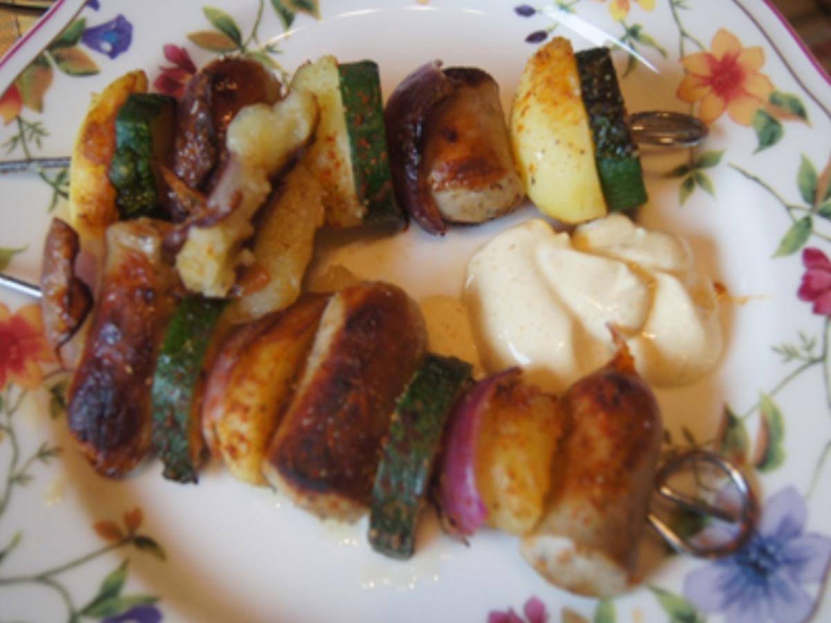 Bratwurstspieße mit Pellkartoffeln, roten Zwiebeln und Zucchini - Rezept - Bild Nr. 11