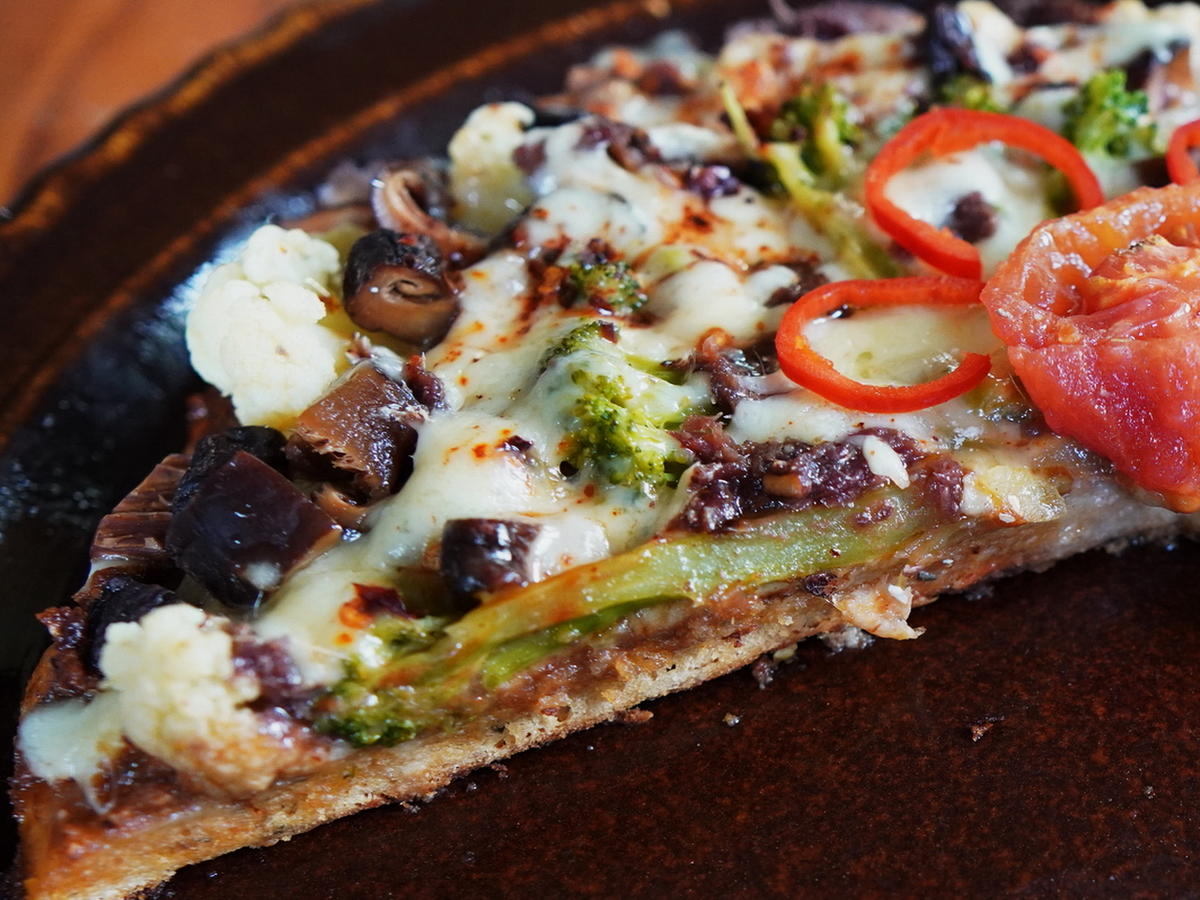 Gemüsepizza mit Pilzen – Pizza verdure con funghi - Rezept - kochbar.de