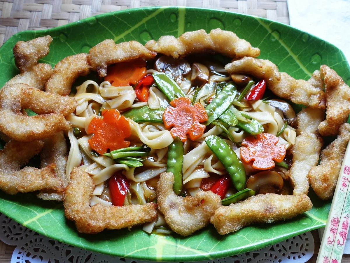 Bunte Nudeln mit Schweinefleisch in knuspriger Hülle - Rezept - Bild Nr. 2