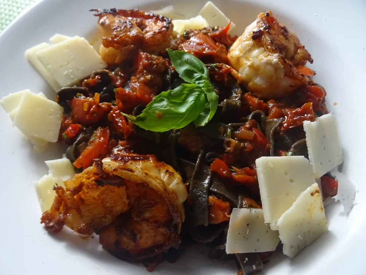 Sepia-Tagliatelle mit Tomaten-Ragout und Großgarnelen - Rezept - Bild Nr. 10904