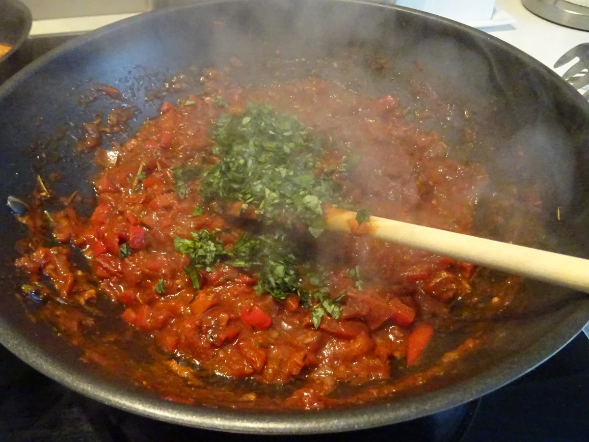 Sepia-Tagliatelle mit Tomaten-Ragout und Großgarnelen - Rezept - Bild Nr. 10905