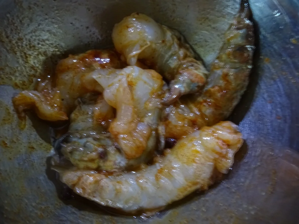 Sepia-Tagliatelle mit Tomaten-Ragout und Großgarnelen - Rezept - Bild Nr. 10909