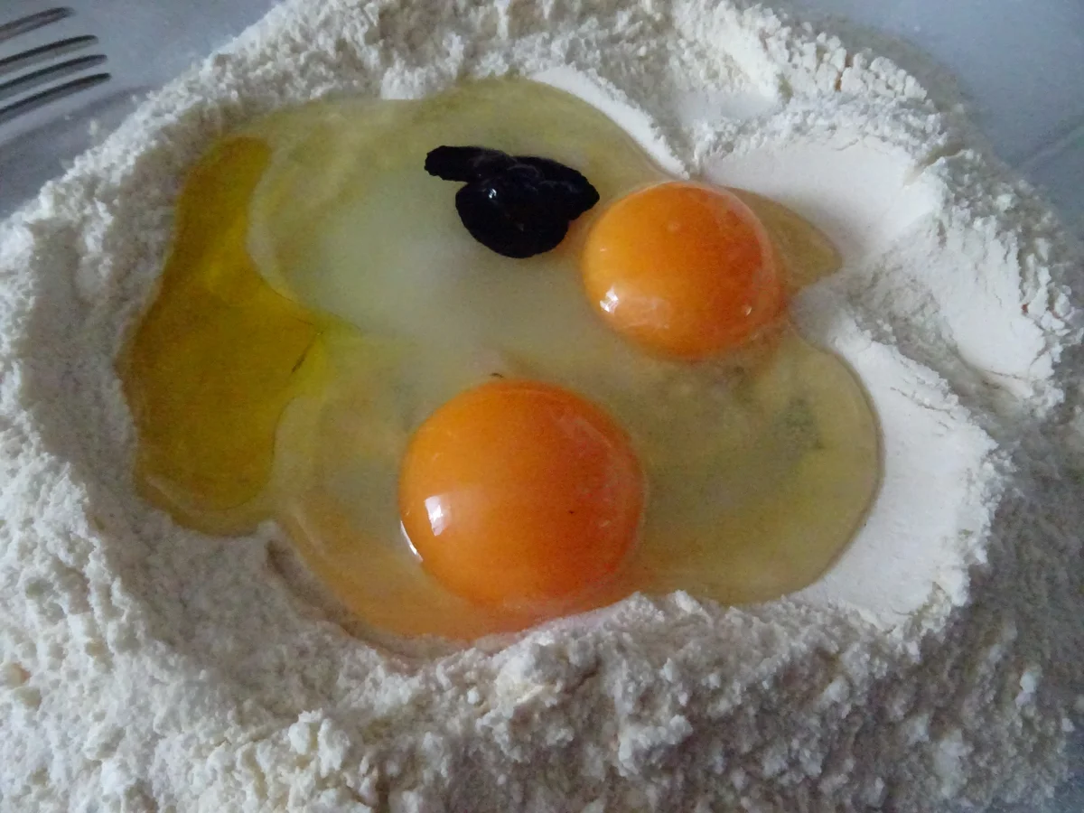 Sepia-Tagliatelle mit Tomaten-Ragout und Großgarnelen - Rezept - Bild Nr. 10911