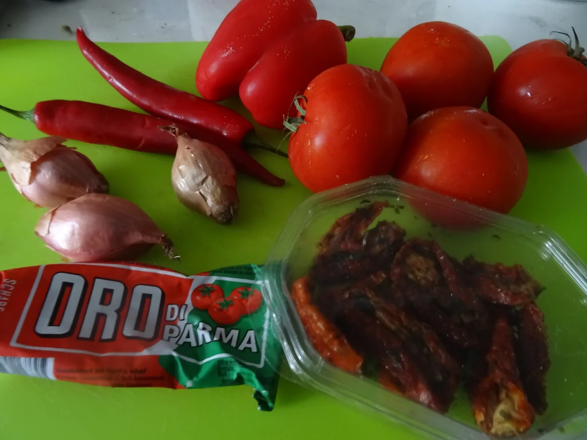 Sepia-Tagliatelle mit Tomaten-Ragout und Großgarnelen - Rezept - Bild Nr. 10914