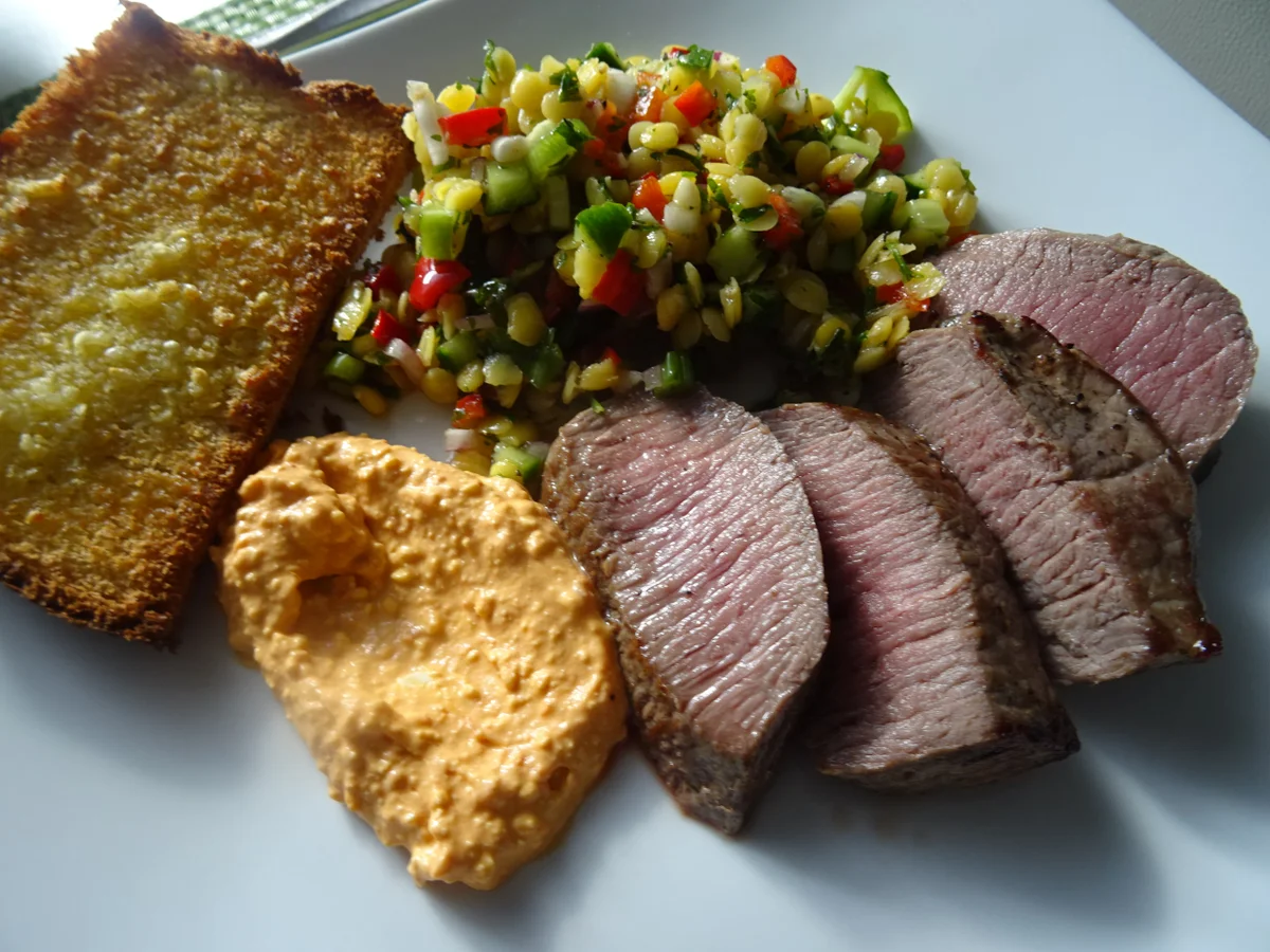 Rezept: Lammlachs, Gelbe-Linsen-Salat, Feta-Creme und Knoblauch-Brot Bild Nr. 2 Lammlachs, Gelbe-Linsen-Salat, Feta-Creme und Knoblauch-Brot - Rezept - Bild Nr. 2