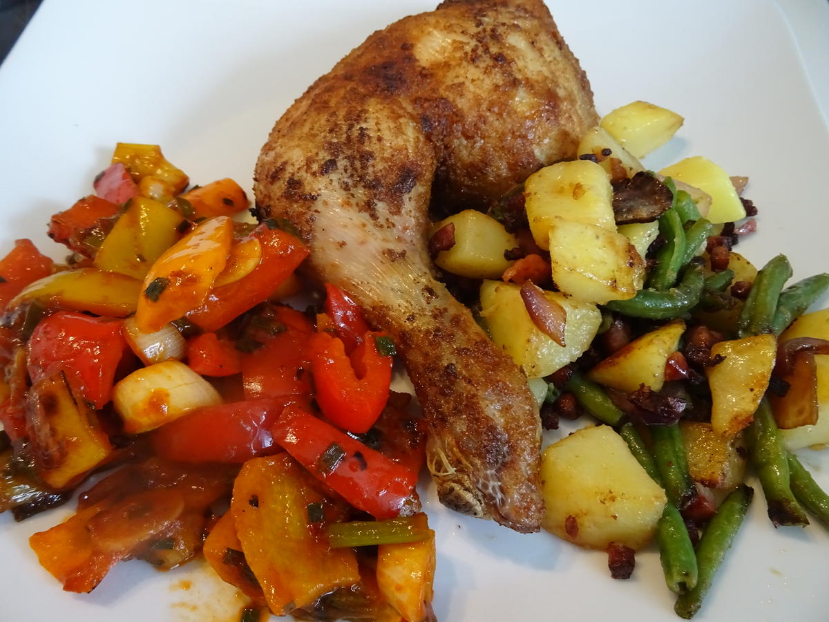 Hühnerschenkel, Kartoffel-Bohnen-Pfanne und Paprika-Gemüse - Rezept - Bild Nr. 2