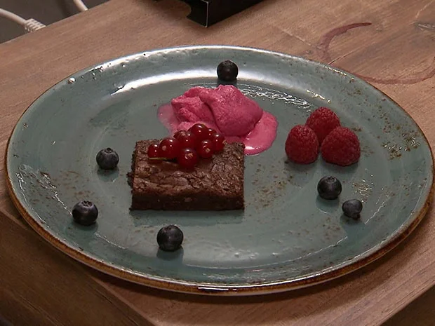 Chocolate Brownie mit Himbeereis und Limettensahne - Rezept - Bild Nr. 2