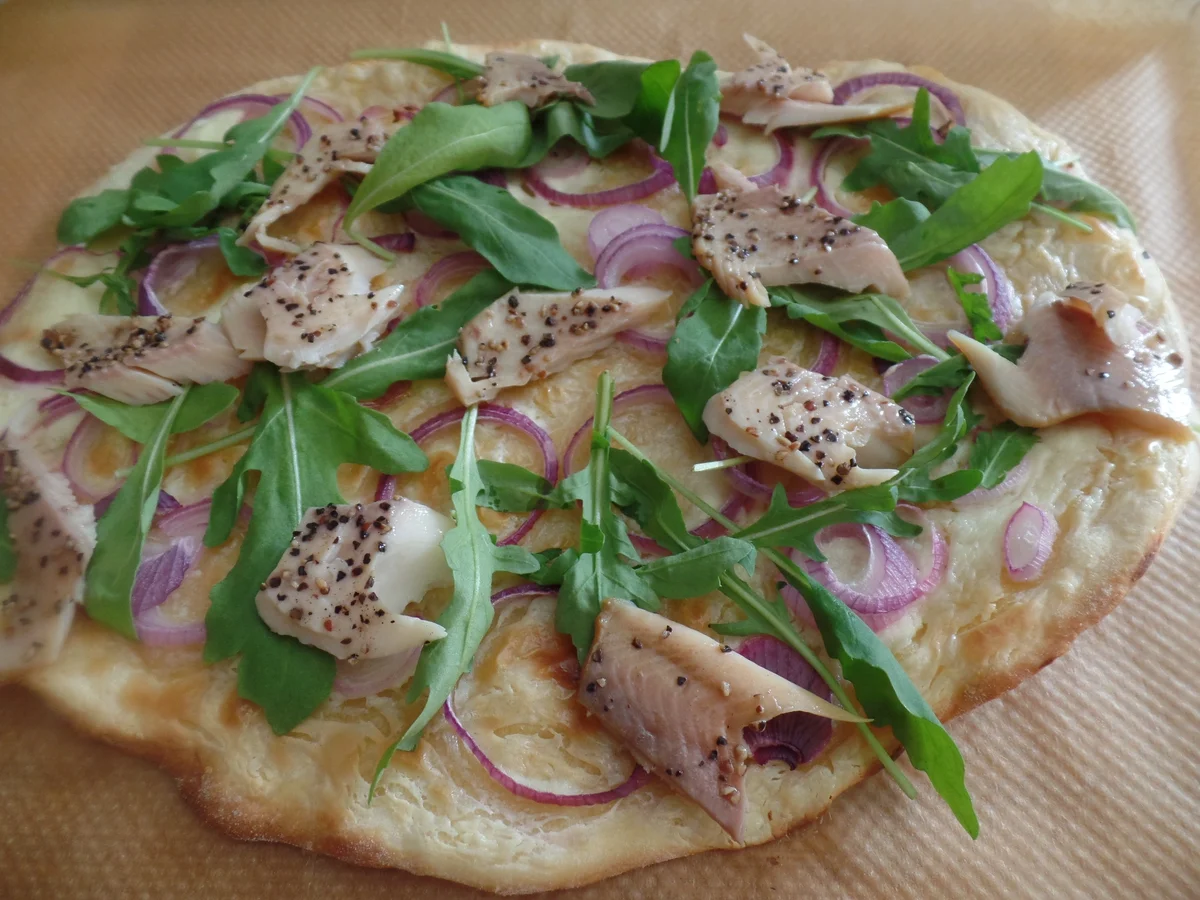 Rezept: Flammkuchen mit Forelle und Rucola Bild Nr. 10917 Flammkuchen mit Forelle und Rucola - Rezept - Bild Nr. 10917