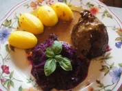 Sauerkrautrouladen mit Rahmsauce, Apfel Rotkohl und Drillingen - Rezept - Bild Nr. 2