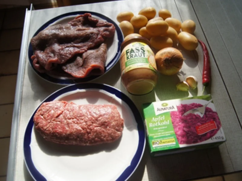 Sauerkrautrouladen mit Rahmsauce, Apfel Rotkohl und Drillingen - Rezept - Bild Nr. 3