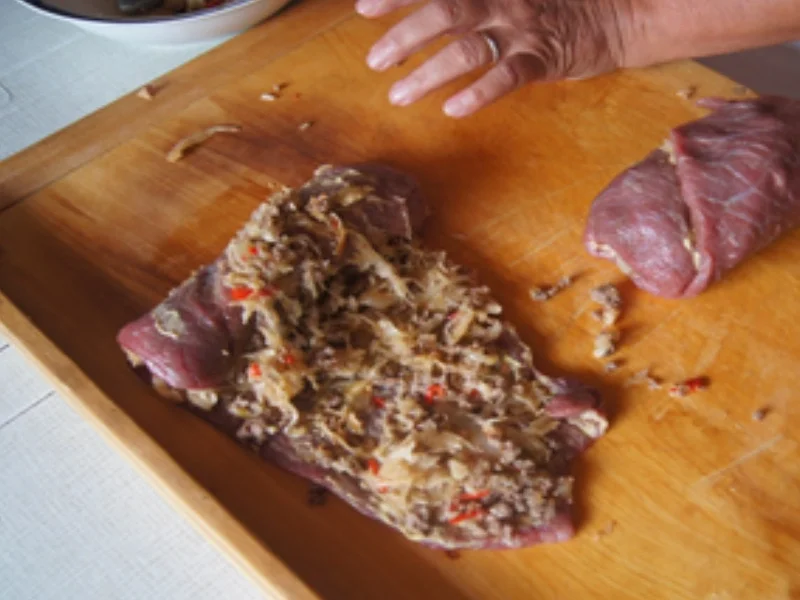 Sauerkrautrouladen mit Rahmsauce, Apfel Rotkohl und Drillingen - Rezept - Bild Nr. 8