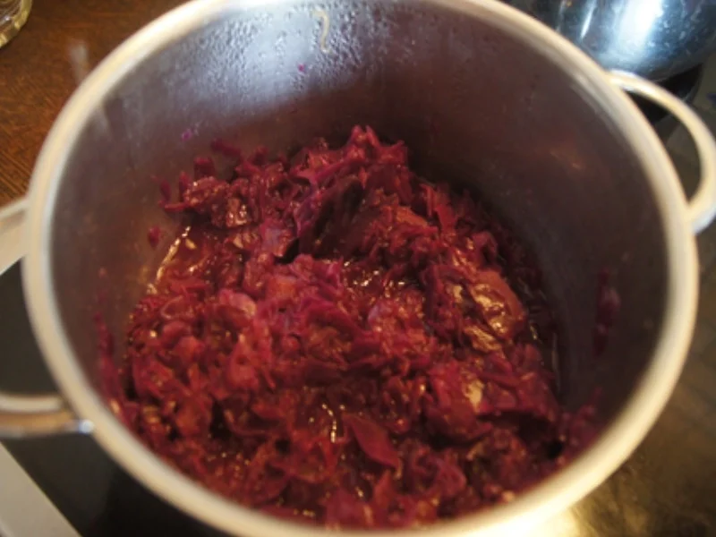 Sauerkrautrouladen mit Rahmsauce, Apfel Rotkohl und Drillingen - Rezept - Bild Nr. 19