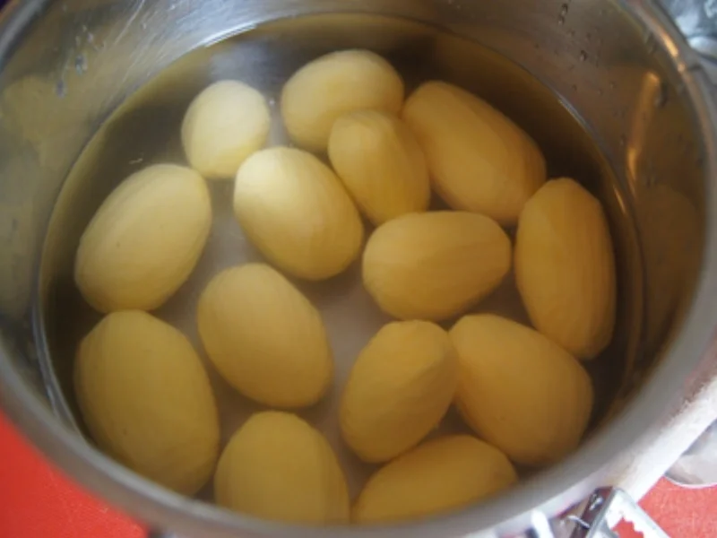 Sauerkrautrouladen mit Rahmsauce, Apfel Rotkohl und Drillingen - Rezept - Bild Nr. 20