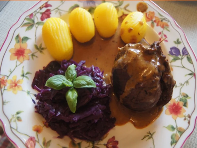 Sauerkrautrouladen mit Rahmsauce, Apfel Rotkohl und Drillingen - Rezept - Bild Nr. 23