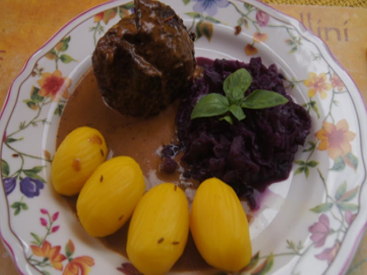 Sauerkrautrouladen mit Rahmsauce, Apfel Rotkohl und Drillingen - Rezept - Bild Nr. 24