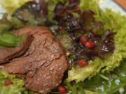 Fruchtsalat mit Riesengarnelen und Blattsalat mit Rinderstreifen - Rezept - Bild Nr. 2