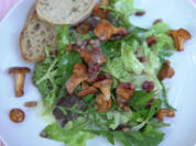 Blattsalate mit (Un-)Kräutern, gebratenen Pfifferlingen und Speckwürfeln - Rezept - Bild Nr. 2