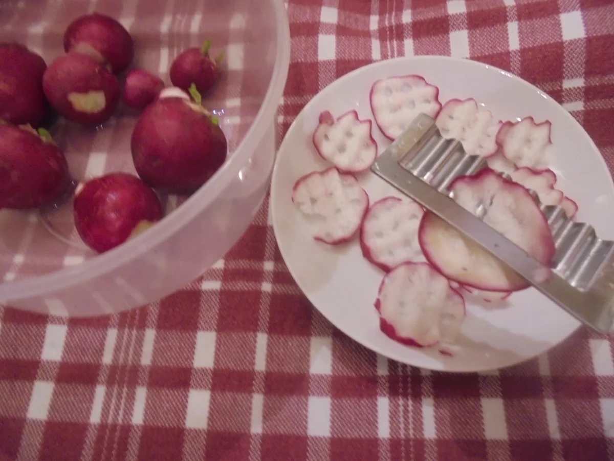 Rezept: Radieschendekoration Schnitzgemüse Bild Nr. 3 Radieschendekoration Schnitzgemüse - Rezept - Bild Nr. 3