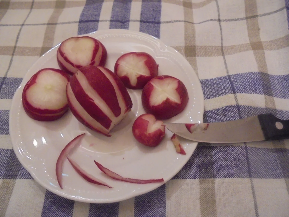 Rezept: Radieschendekoration Schnitzgemüse Bild Nr. 2 Radieschendekoration Schnitzgemüse - Rezept - Bild Nr. 2