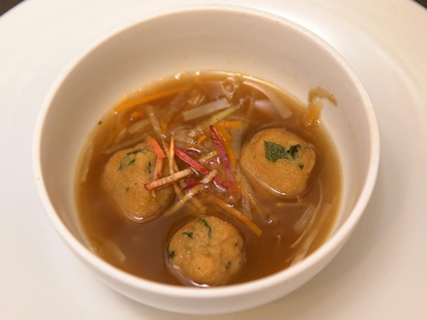 Klare Gemüsesuppe mit Julienne und Paniermehlklößchen - Rezept - kochbar.de