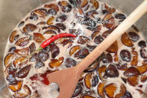 Zwetschgen-Marmelade mit Chilischote und Orangenschale