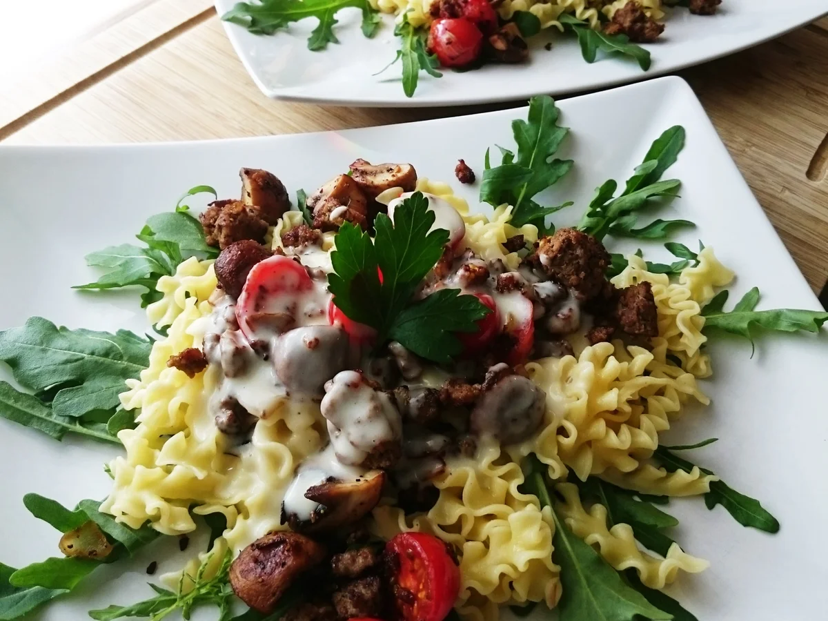 Nudeln mit Käse-Soße und Hack auf Rucola - Rezept - Bild Nr. 9