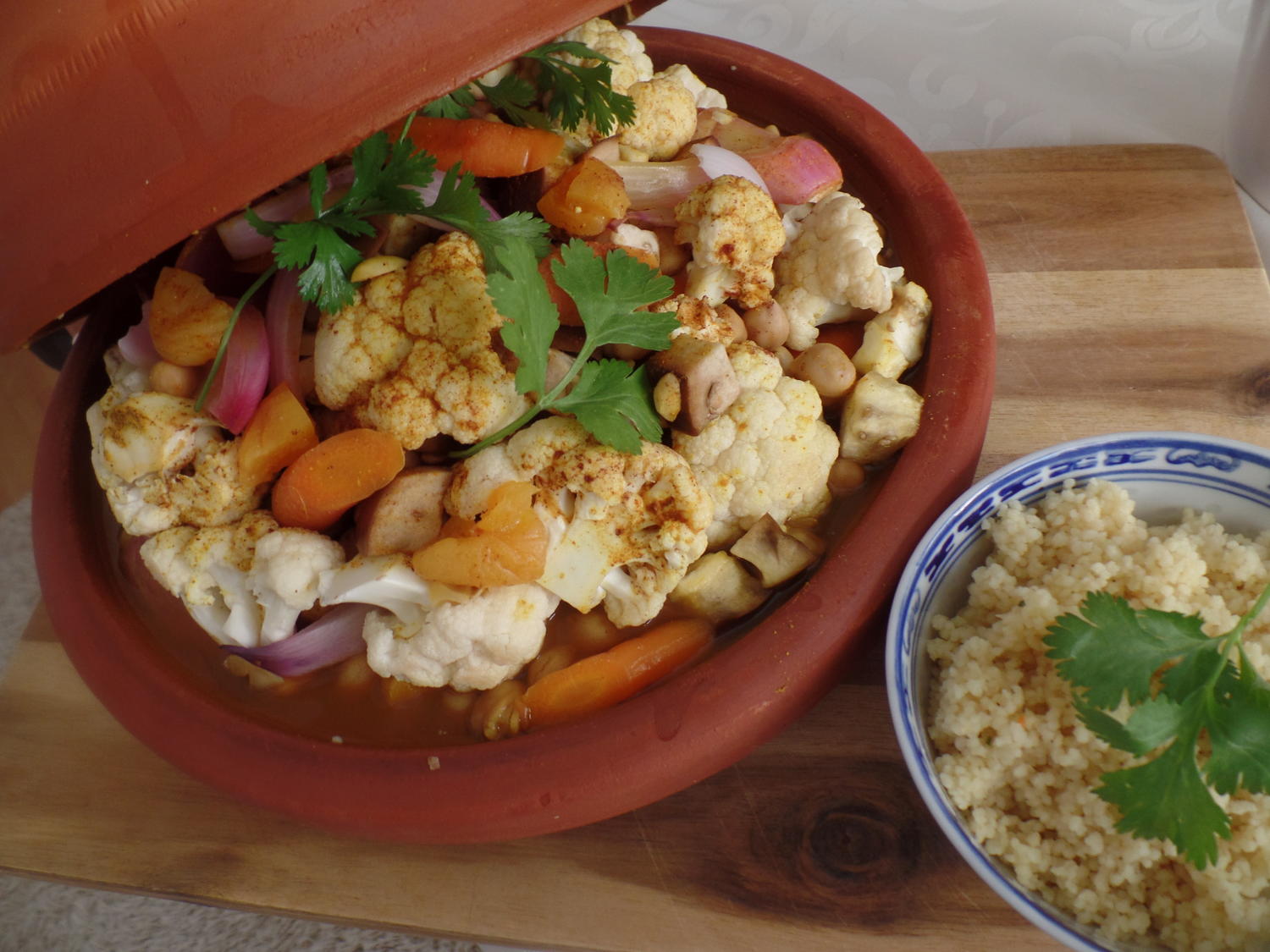 Gemüse-Tajine mit Aprikosen und Couscous - Rezept - kochbar.de