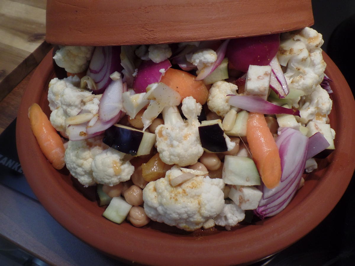 Gemüse-Tajine mit Aprikosen und Couscous - Rezept - kochbar.de