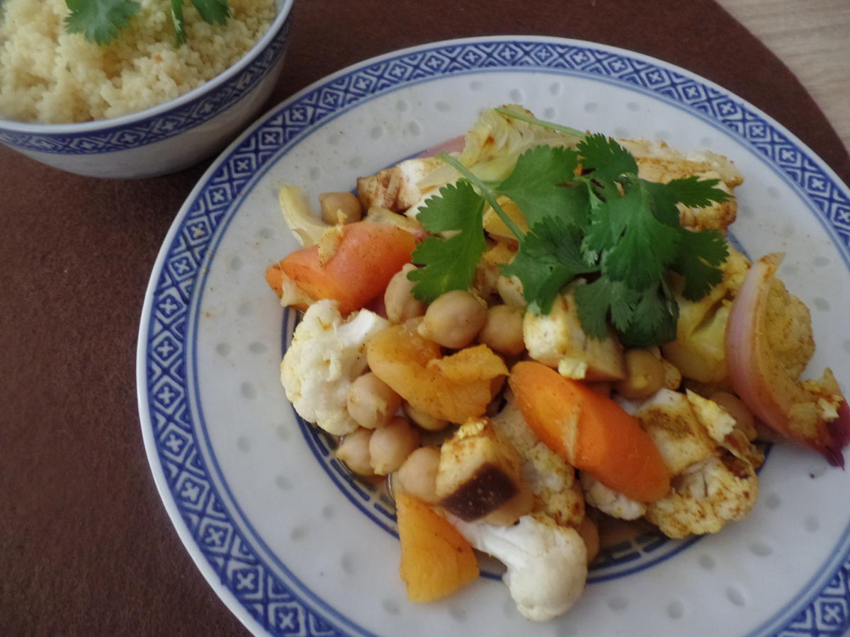 Gemüse-Tajine mit Aprikosen und Couscous - Rezept - kochbar.de