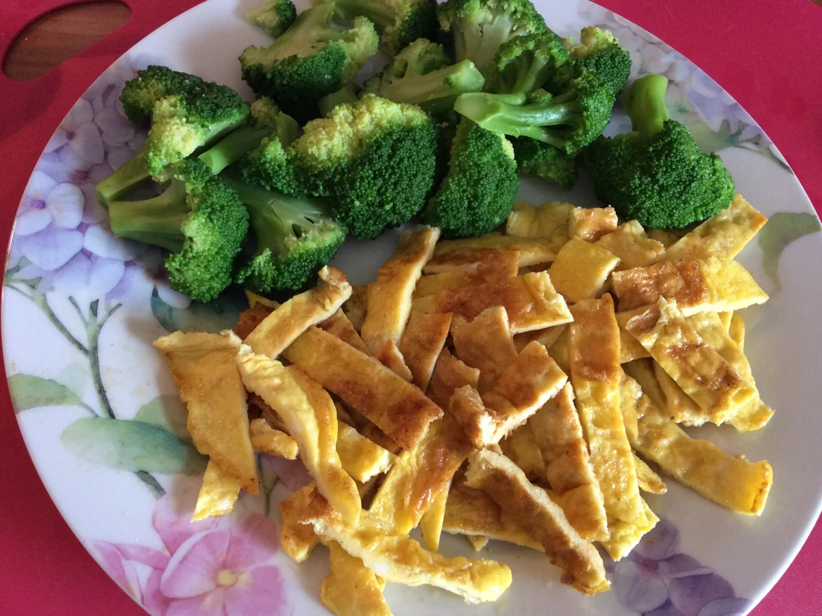 Rezept: Gemüsepfanne mit Maccaroni und Eierstreifen Bild Nr. 3 Gemüsepfanne mit Maccaroni und Eierstreifen - Rezept - Bild Nr. 3