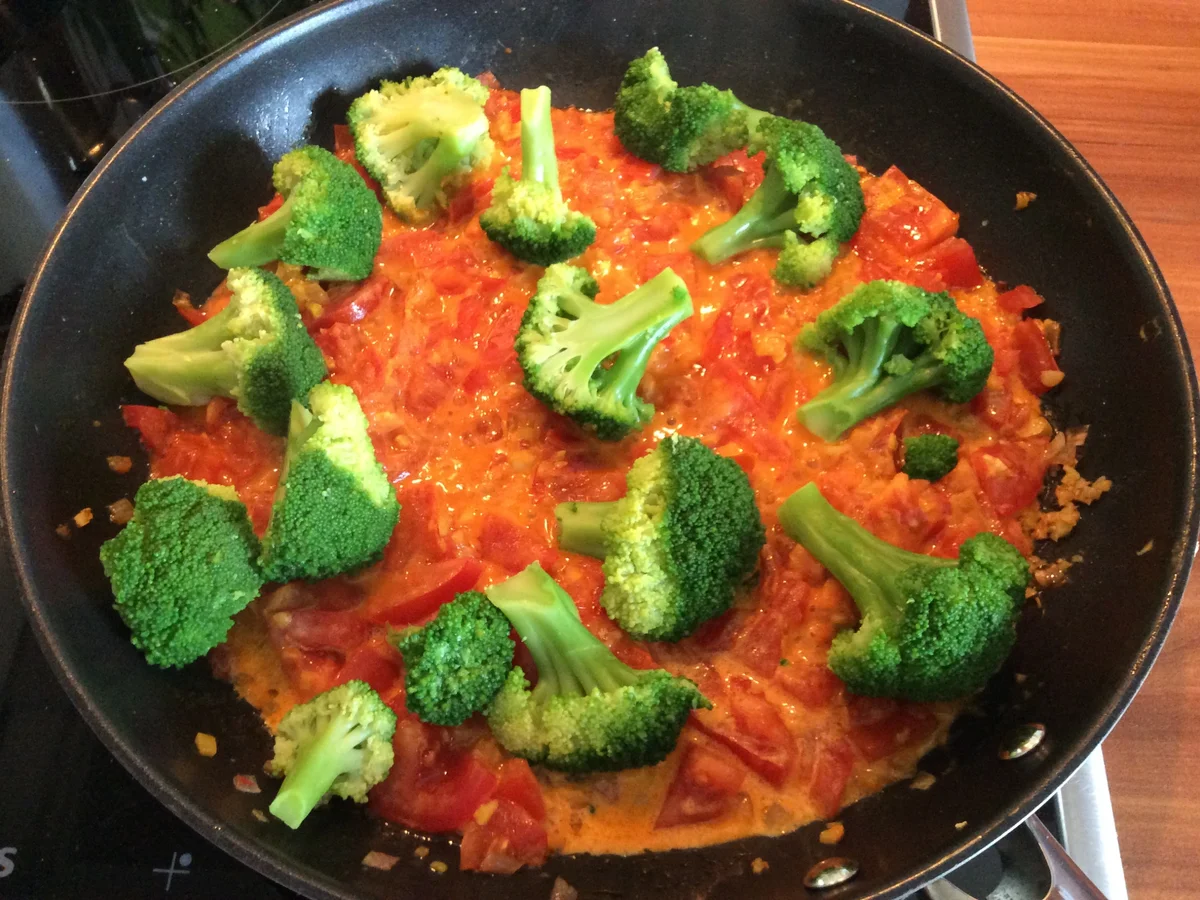 Rezept: Gemüsepfanne mit Maccaroni und Eierstreifen Bild Nr. 5 Gemüsepfanne mit Maccaroni und Eierstreifen - Rezept - Bild Nr. 5