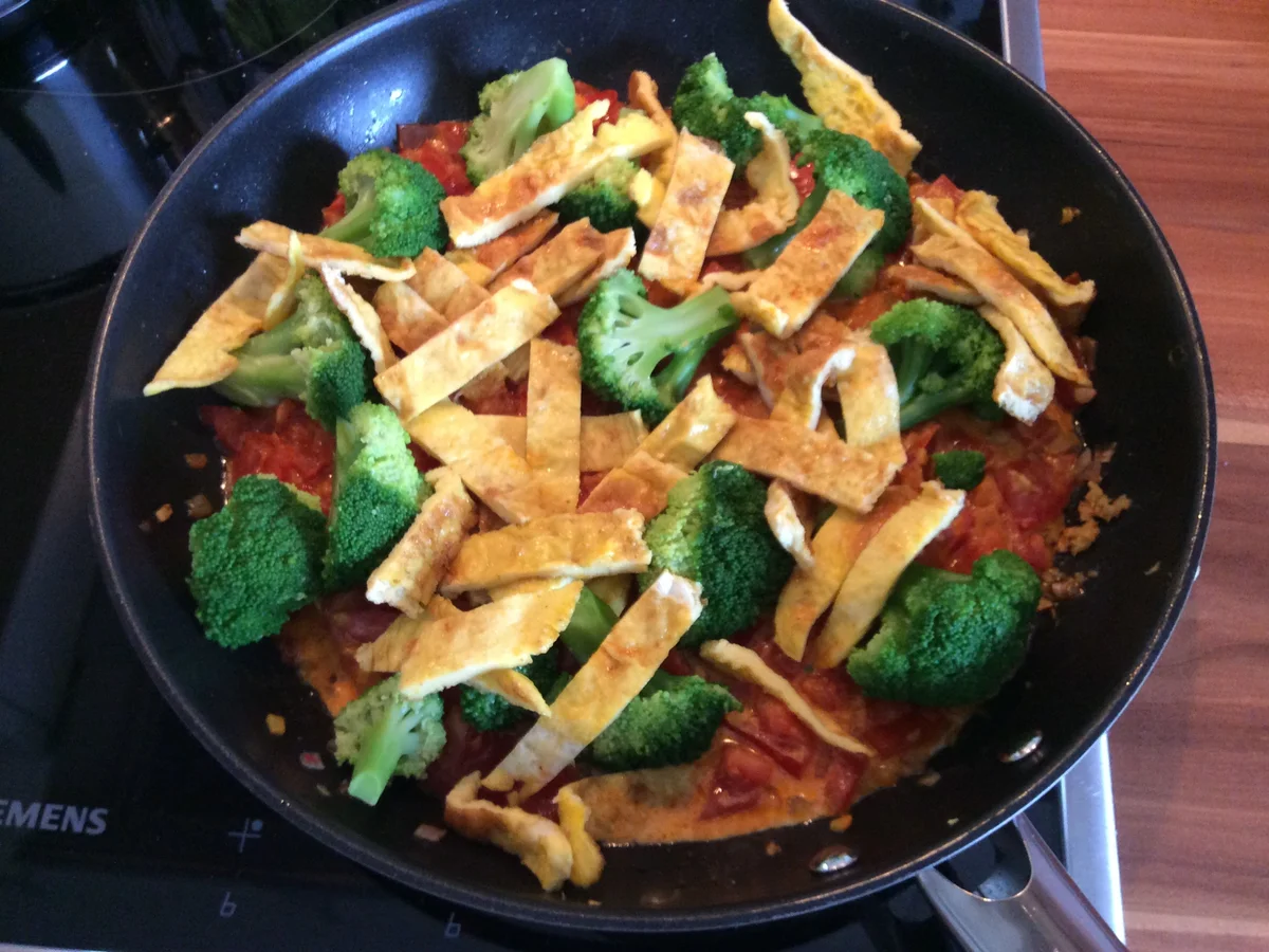 Rezept: Gemüsepfanne mit Maccaroni und Eierstreifen Bild Nr. 6 Gemüsepfanne mit Maccaroni und Eierstreifen - Rezept - Bild Nr. 6