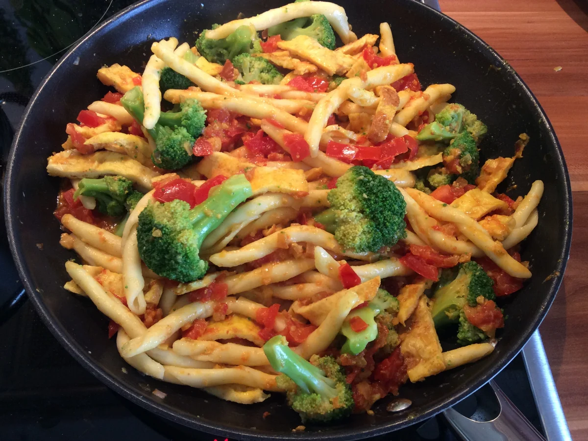 Rezept: Gemüsepfanne mit Maccaroni und Eierstreifen Bild Nr. 7 Gemüsepfanne mit Maccaroni und Eierstreifen - Rezept - Bild Nr. 7