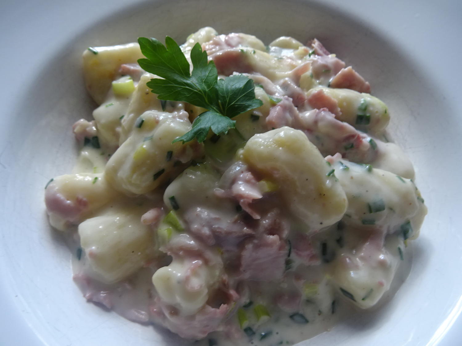 Gnocchi in Käse-Sahnesoße mit Schinken - Rezept - kochbar.de