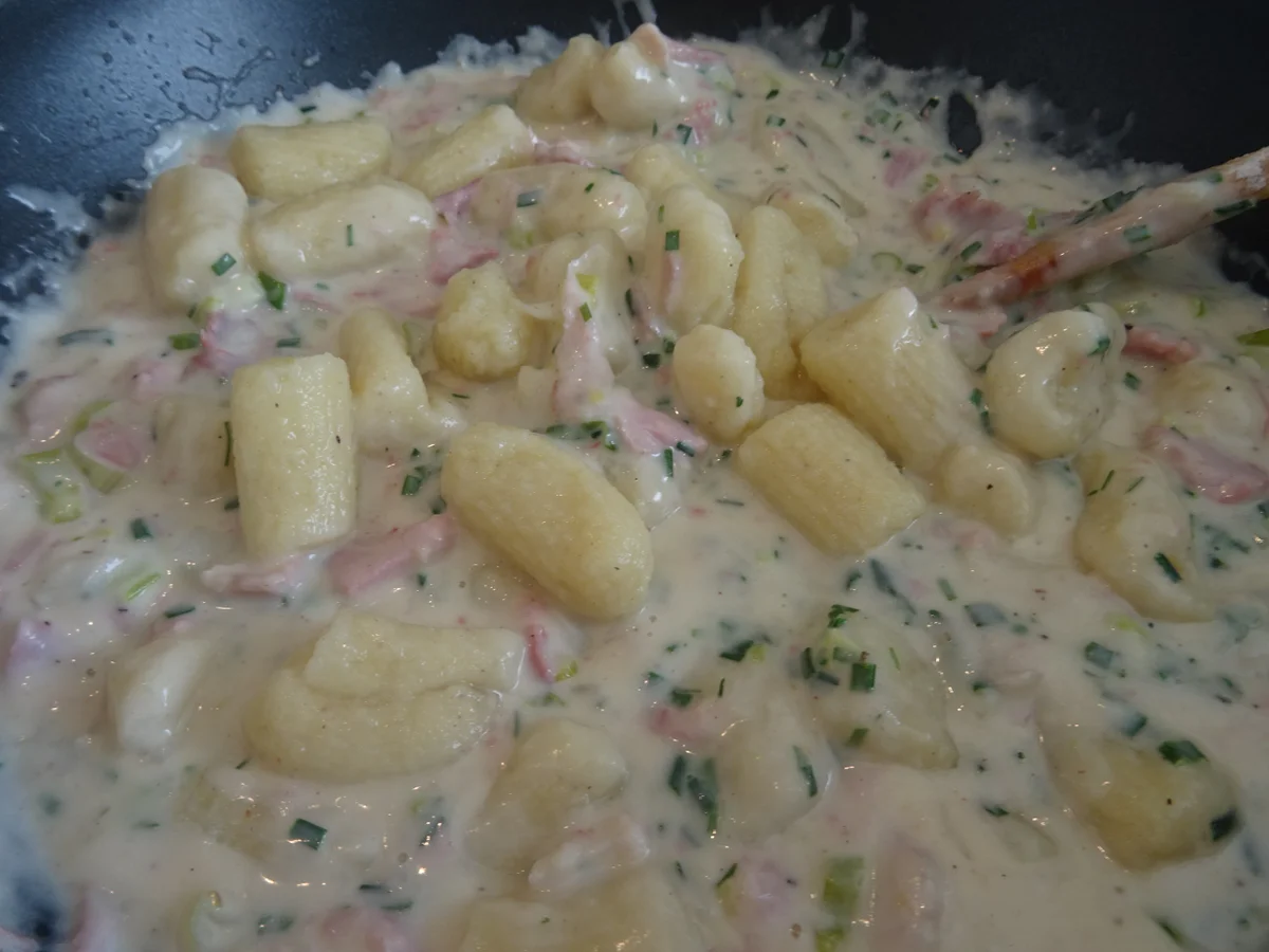 Rezept: Gnocchi in Käse-Sahnesoße mit Schinken Bild Nr. 3 Gnocchi in Käse-Sahnesoße mit Schinken - Rezept - Bild Nr. 3
