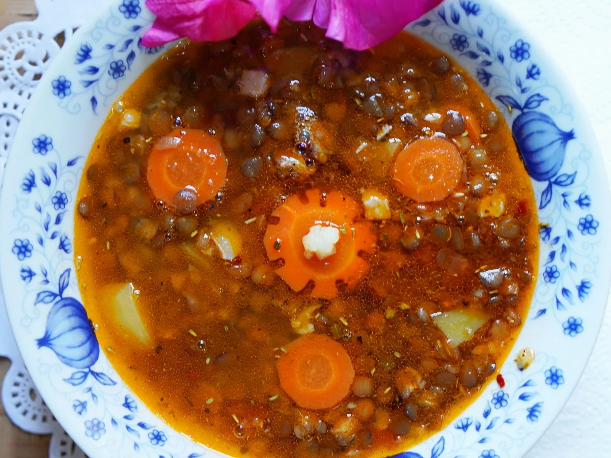 Italienische Tomatensuppe mit braunen Linsen und Gemüse - Rezept - Bild Nr. 2