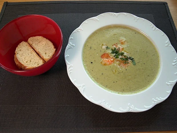 Rezept: Erbsensuppe mit Garnelen, Brot und Kräuterbutter à la Claudia Bild Nr. 2 Erbsensuppe mit Garnelen, Brot und Kräuterbutter à la Claudia - Rezept - Bild Nr. 2