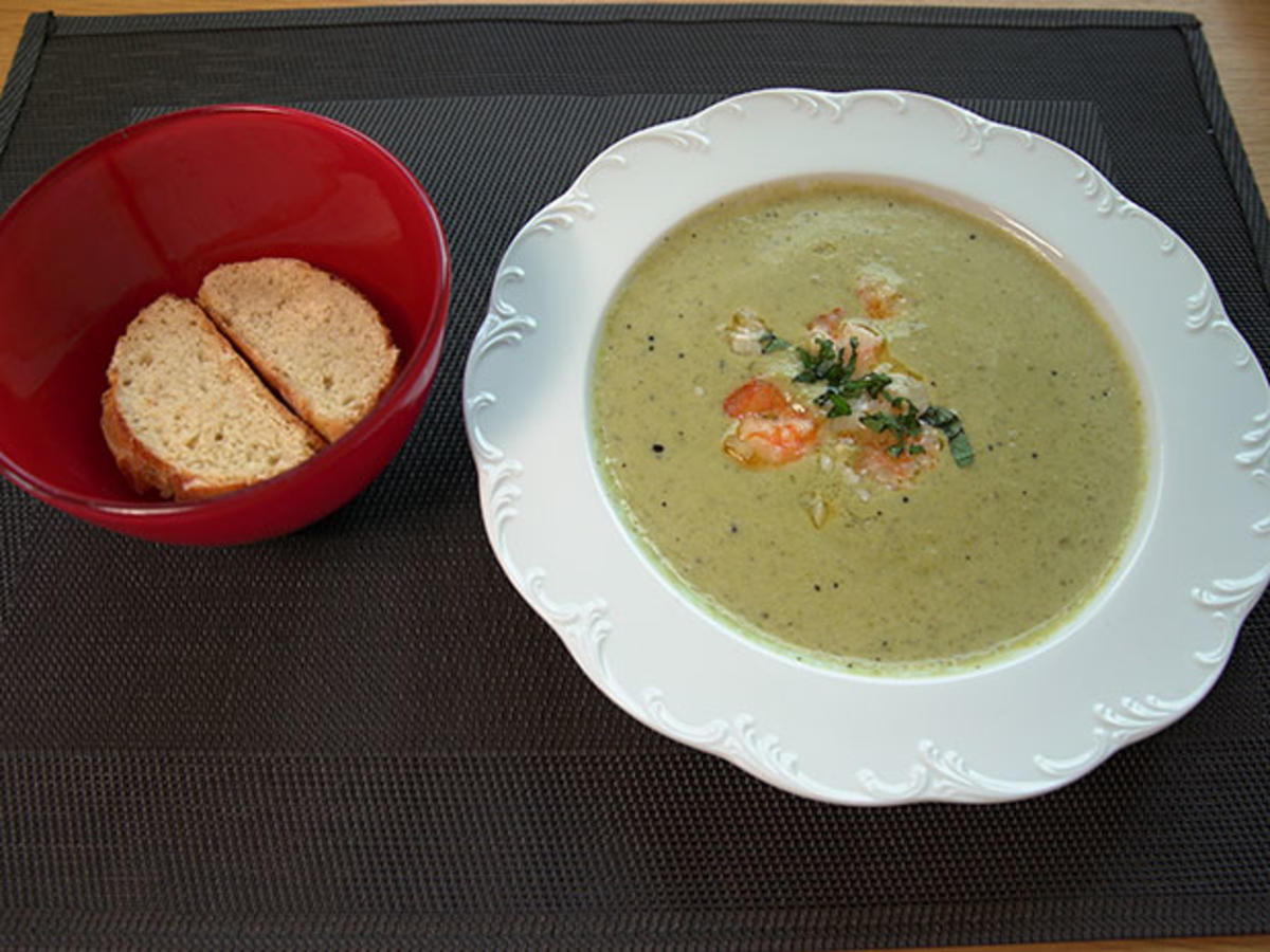 Erbsensuppe mit Garnelen, Brot und Kräuterbutter à la Claudia - Rezept ...