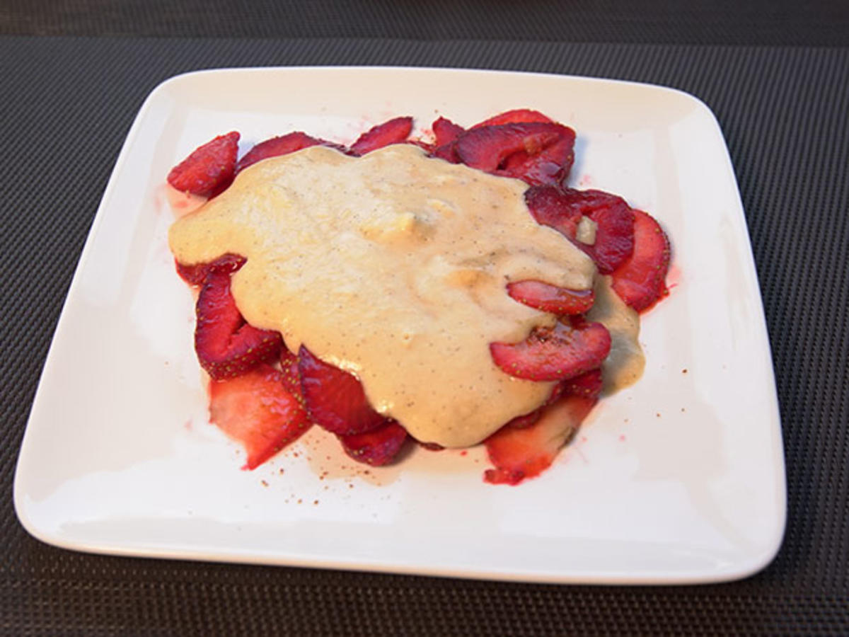 Eierlikör-Parfait auf Erdbeer-Carpaccio - Rezept - kochbar.de