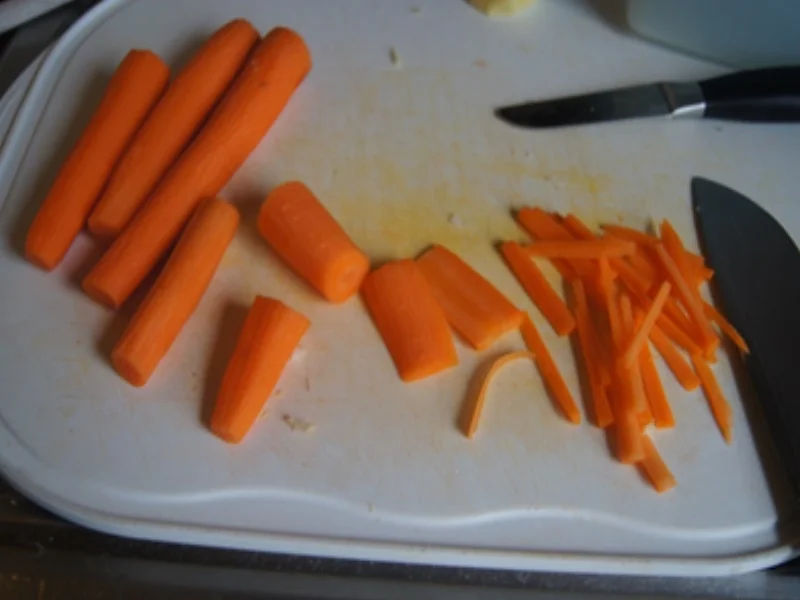 Feurige Suppe mit Einlagenmix - Rezept - Bild Nr. 7