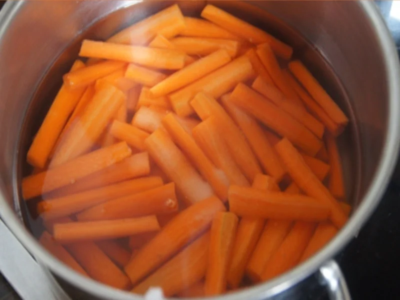 Rezept: Schweinefiletschnitzelchen mit Honig-Möhren-Sticks und Süßkartoffel-Kartoffel-Stampf Bild Nr. 16 Schweinefiletschnitzelchen mit Honig-Möhren-Sticks und Süßkartoffel-Kartoffel-Stampf - Rezept - Bild Nr. 16